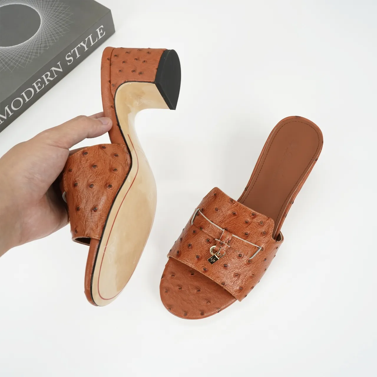 👟👟Ex-factory price 440👟👟 Genuine leather sole +30 suede sheepskin slippers with a strap decorated with Loro Piana My Charms charms and decorated with tone-on-tone stitching. Sophisticated and feminine, it pairs well with both city and resort looks. For those looking for an elegant upgrade, the summer glamor slipper is known for its slim open-back silhouette. size: 35-44 (custom-made sizes 43 and 44 are non-returnable) Upper: imported suede sheep leather (sheep), cowhide ostrich pattern, cowhide snake pattern Lining: imported high-grade mixed sheep silk Heel height: 5.5CM
